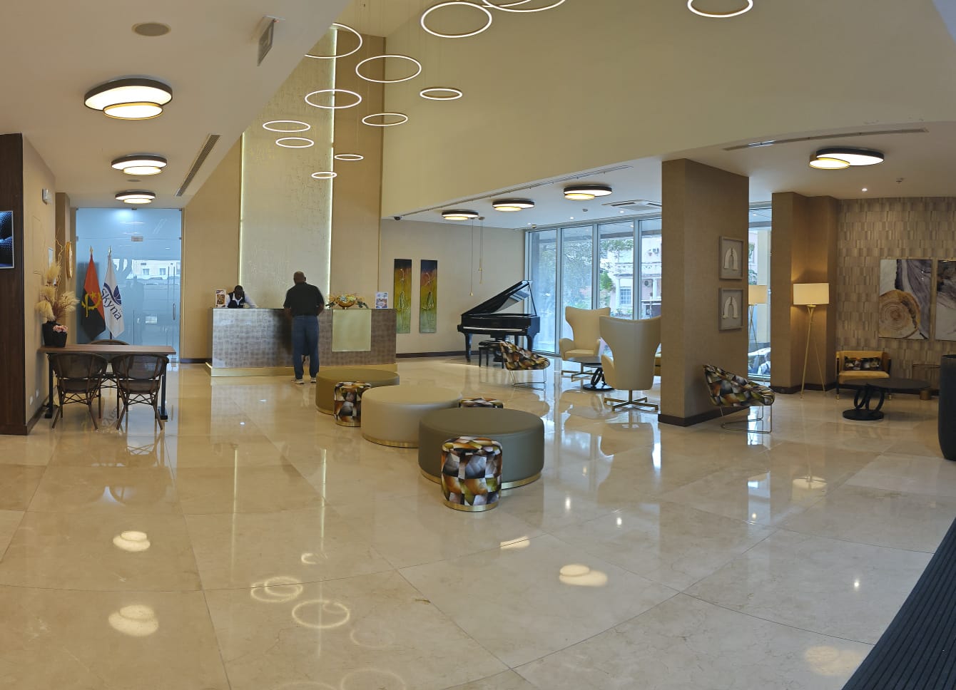 Lobby e receção do Skyna Hotel Luanda